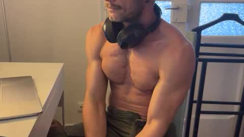 Um CM online show from 04/09/26, 01:38