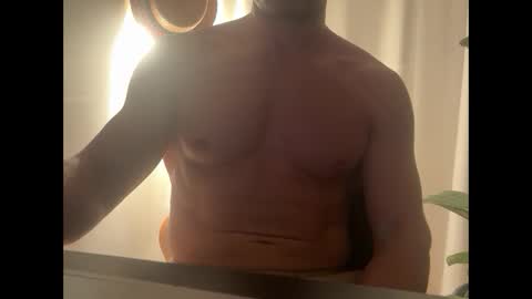 Snapshot of um_russo chatting on 10/08/25, 07:22 Camacho online show from 10/08/25, 07:22