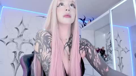 Snapshot of unachimbaherida chatting on 02/19/25, 03:28 Elle Danielle  online show from 02/19/25, 03:28