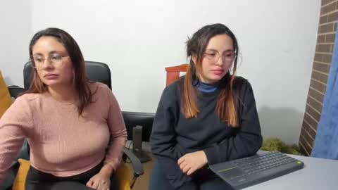 Snapshot of until_wet chatting on 03/04/25, 03:22 Kary and jhoa online show from 03/04/25, 03:22