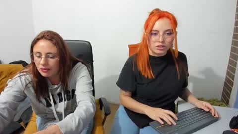 Snapshot of until_wet chatting on 03/09/25, 01:04 Kary and jhoa online show from 03/09/25, 01:04