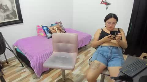 Snapshot of until_wet chatting on 10/24/25, 01:24 Kary and jhoa online show from 10/24/25, 01:24