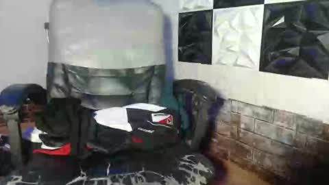 Snapshot of ur_chrizzy_fav chatting on 10/18/25, 09:37 chrizzy online show from 10/18/25, 09:37