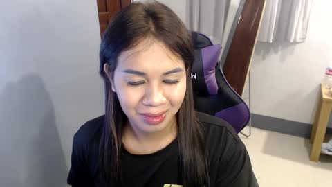 Snapshot of ur_cutiesthotasianxx chatting on 12/20/24, 12:08 Vee online show from 12/20/24, 12:08