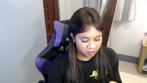 Snapshot of ur_cutiesthotasianxx chatting on 12/20/24, 03:14 Vee online show from 12/20/24, 03:14