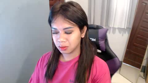 Snapshot of ur_cutiesthotasianxx chatting on 12/21/24, 11:34 Vee online show from 12/21/24, 11:34