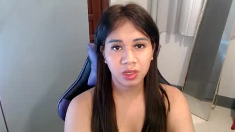 Snapshot of ur_cutiesthotasianxx chatting on 12/23/24, 08:11 Vee online show from 12/23/24, 08:11