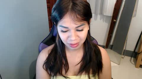 Snapshot of ur_cutiesthotasianxx chatting on 12/27/24, 01:53 Vee online show from 12/27/24, 01:53