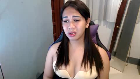 Snapshot of ur_cutiesthotasianxx chatting on 12/27/24, 03:26 Vee online show from 12/27/24, 03:26