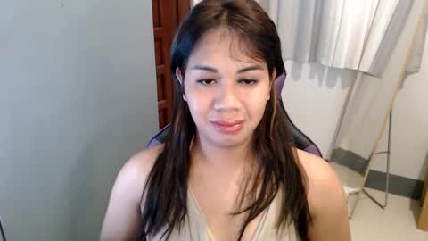 Snapshot of ur_cutiesthotasianxx chatting on 12/29/24, 02:49 Vee online show from 12/29/24, 02:49