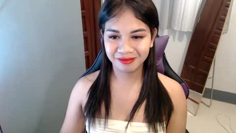 Snapshot of ur_cutiesthotasianxx chatting on 12/30/24, 03:25 Vee online show from 12/30/24, 03:25