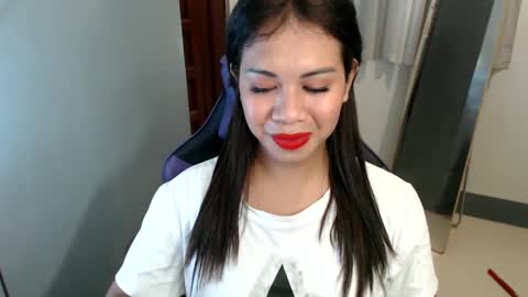 Snapshot of ur_cutiesthotasianxx chatting on 01/01/25, 05:54 Vee online show from 01/01/25, 05:54