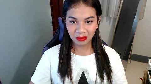 Snapshot of ur_cutiesthotasianxx chatting on 01/01/25, 02:42 Vee online show from 01/01/25, 02:42