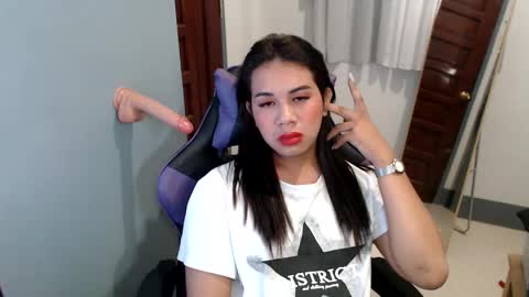 Snapshot of ur_cutiesthotasianxx chatting on 01/01/25, 05:44 Vee online show from 01/01/25, 05:44