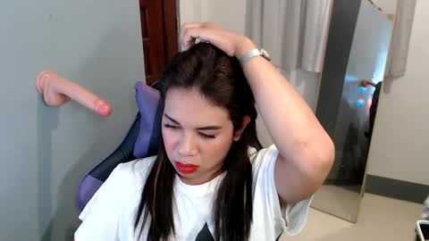 Snapshot of ur_cutiesthotasianxx chatting on 01/02/25, 05:24 Vee online show from 01/02/25, 05:24