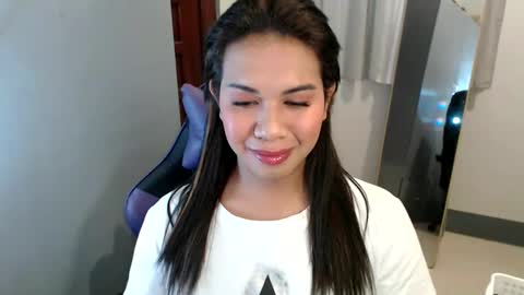 Snapshot of ur_cutiesthotasianxx chatting on 01/02/25, 12:46 Vee online show from 01/02/25, 12:46