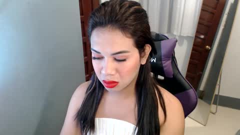 Snapshot of ur_cutiesthotasianxx chatting on 01/03/25, 03:16 Vee online show from 01/03/25, 03:16