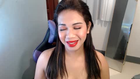 Snapshot of ur_cutiesthotasianxx chatting on 01/03/25, 06:44 Vee online show from 01/03/25, 06:44