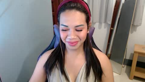 Snapshot of ur_cutiesthotasianxx chatting on 01/04/25, 11:17 Vee online show from 01/04/25, 11:17