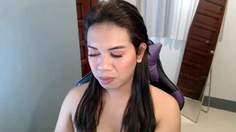 Snapshot of ur_cutiesthotasianxx chatting on 01/06/25, 04:47 Vee online show from 01/06/25, 04:47