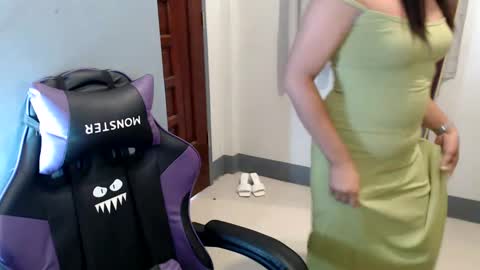 Snapshot of ur_cutiesthotasianxx chatting on 01/08/25, 03:29 Vee online show from 01/08/25, 03:29