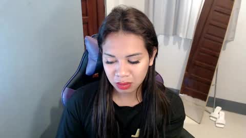 Snapshot of ur_cutiesthotasianxx chatting on 01/10/25, 02:25 Vee online show from 01/10/25, 02:25