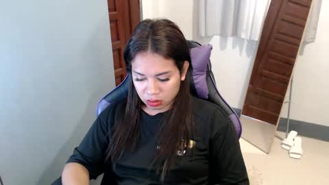 Snapshot of ur_cutiesthotasianxx chatting on 01/10/25, 05:26 Vee online show from 01/10/25, 05:26