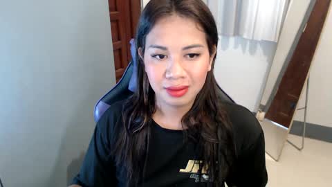 Snapshot of ur_cutiesthotasianxx chatting on 01/11/25, 02:52 Vee online show from 01/11/25, 02:52