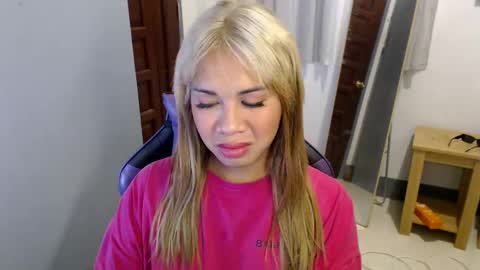 Snapshot of ur_cutiesthotasianxx chatting on 01/19/25, 07:04 Vee online show from 01/19/25, 07:04