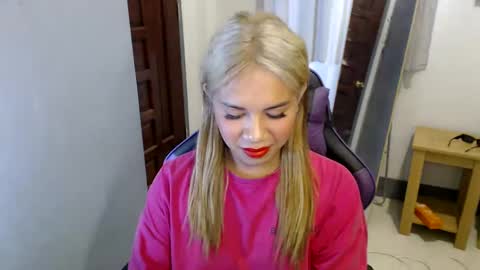 Snapshot of ur_cutiesthotasianxx chatting on 01/19/25, 10:06 Vee online show from 01/19/25, 10:06