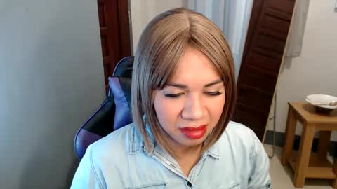 Snapshot of ur_cutiesthotasianxx chatting on 01/23/25, 03:26 Vee online show from 01/23/25, 03:26