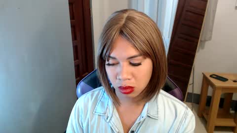 Snapshot of ur_cutiesthotasianxx chatting on 01/23/25, 03:43 Vee online show from 01/23/25, 03:43