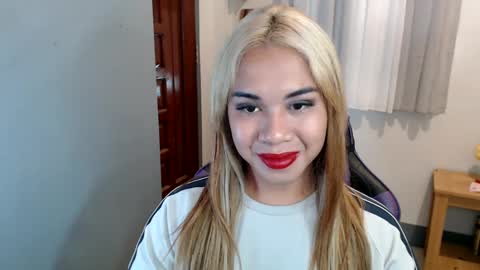 Snapshot of ur_cutiesthotasianxx chatting on 02/01/25, 06:00 Vee online show from 02/01/25, 06:00