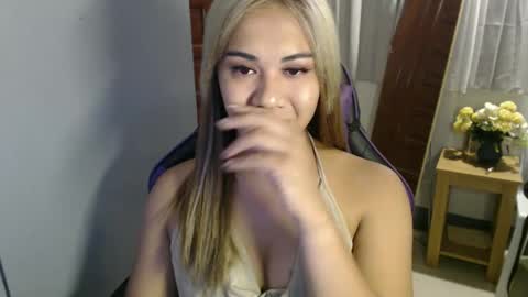 Snapshot of ur_cutiesthotasianxx chatting on 02/16/25, 04:42 Vee online show from 02/16/25, 04:42