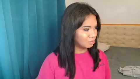 Snapshot of ur_cutiesthotasianxx chatting on 10/20/25, 07:03 Vee online show from 10/20/25, 07:03