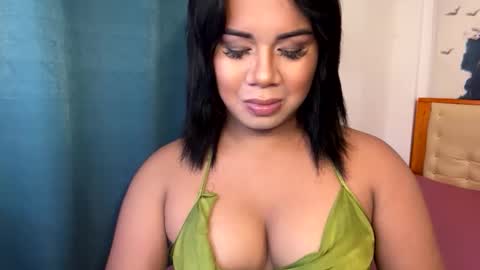 Snapshot of ur_cutiesthotasianxx chatting on 11/14/25, 08:13 Vee online show from 11/14/25, 08:13