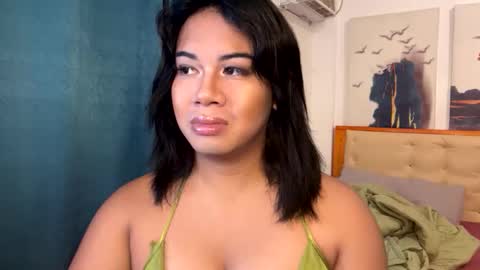 Snapshot of ur_cutiesthotasianxx chatting on 11/15/25, 03:48 Vee online show from 11/15/25, 03:48