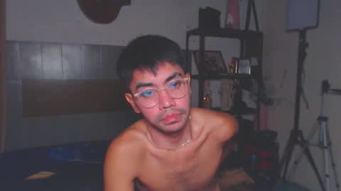 Snapshot of urasianversahunkxx chatting on 11/23/25, 04:29 johnzen online show from 11/23/25, 04:29