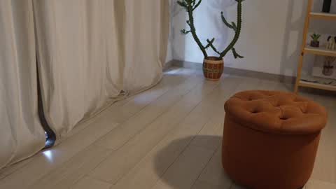 Linda Restrepo online show from 12/12/24, 10:20