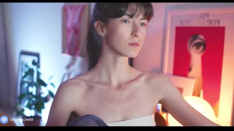 Snapshot of urfavflwers chatting on 02/03/25, 11:05 Aleksandra online show from 02/03/25, 11:05