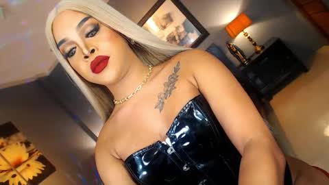 Snapshot of urmajestytyra chatting on 11/19/25, 01:27 UrMajestyTyra online show from 11/19/25, 01:27