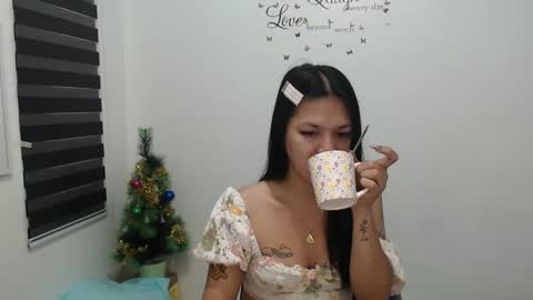 Snapshot of urpreciouspinayxxx chatting on 12/11/24, 01:05 hi im kim online show from 12/11/24, 01:05