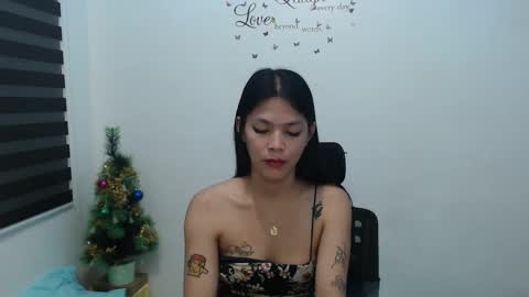 Snapshot of urpreciouspinayxxx chatting on 12/11/24, 01:28 hi im kim online show from 12/11/24, 01:28