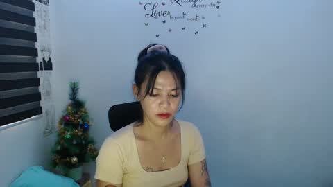Snapshot of urpreciouspinayxxx chatting on 12/13/24, 02:43 hi im kim online show from 12/13/24, 02:43