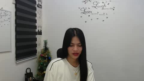 Snapshot of urpreciouspinayxxx chatting on 12/19/24, 02:13 hi im kim online show from 12/19/24, 02:13