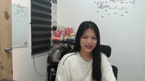 Snapshot of urpreciouspinayxxx chatting on 01/07/25, 01:28 hi im kim online show from 01/07/25, 01:28