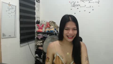 Snapshot of urpreciouspinayxxx chatting on 01/07/25, 03:44 hi im kim online show from 01/07/25, 03:44