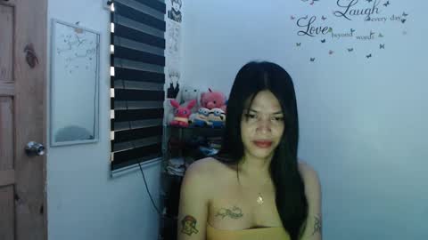 Snapshot of urpreciouspinayxxx chatting on 01/14/25, 01:36 hi im kim online show from 01/14/25, 01:36