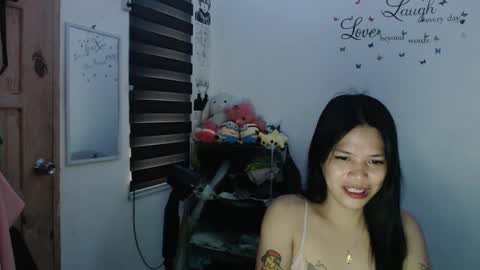 Snapshot of urpreciouspinayxxx chatting on 01/27/25, 02:20 hi im kim online show from 01/27/25, 02:20