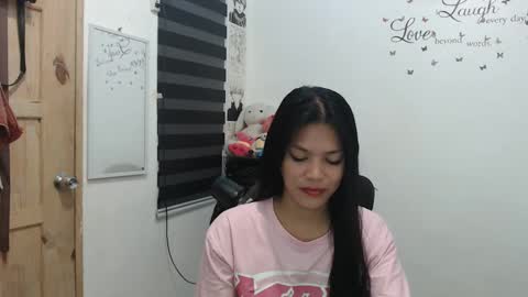 Snapshot of urpreciouspinayxxx chatting on 01/27/25, 11:43 hi im kim online show from 01/27/25, 11:43
